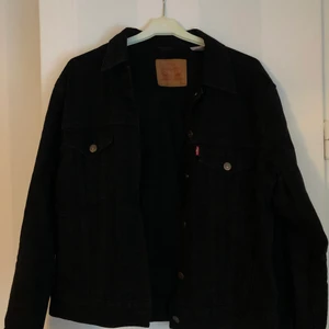Svart Levi’s jeansjacka - Inga skavanker, knappt använd jeansjacka i strl S. Kommer tyvärr inte till användning, hoppas den kan komma till användning i någon annans garderob💕💕💕