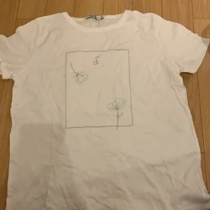 Vit tröja, storlek M - Vit tröja från NA-KD i storlek M, aldrig använd 