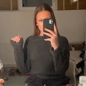 stickad tröja 🤍 - helt oanvänd, bilden e tagen idag :) 80kr + frakt. Storlek M. 💚 Inte sticksig, jättemjukt material