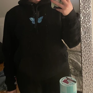 The Cool Elephant hoddie  - En cool elephant hoddie helt ny aldrig använd fel i storlek. De är en L men den är mer som en M i storleken tycker vi. 