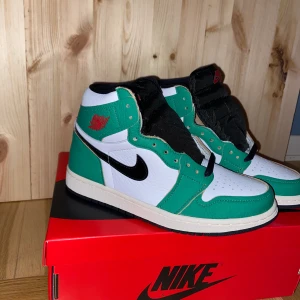Air jordan 1 Lucky green - Råkade tyvärr beställa fel storlek på mina jordans från stockX. ÄKTA! Vill få dom sålda så fort som möjligt. Köpta för 2800kr ❤️ Skickar dubbelboxat, gröna och röda skosnören finns med! Buda gärna i kommentarerna! Nuvarande bud: 2200+frakt, avslutar ikväll 10/1 21:00