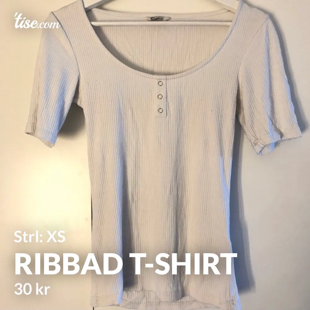 Vit Ribbad T-shirt i fint använt skick. Säljes för 30kr, . Toppar.