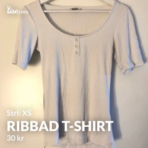 Ribbad T-shirt  - Vit Ribbad T-shirt i fint använt skick. Säljes för 30kr, 