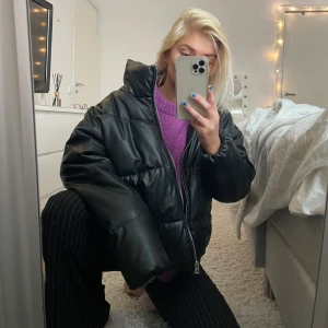 Jacka - Säljer min så användbara jacka från h&m!! Säljer pga har köpt en likadan🥰 Storlek M men passar alla typer av storlekar beroende på hur man vill det ska sitta!