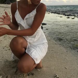 Vit klänning - En sååå fantastiskt vacker omlottklänning från Whitestory & friends! Den har ställbara axelband och en underkjol, dvs inte genomskinlig! Strl S men skulle säga att den passar XS-M då den går att justera. Knappt använd! Inköpspris ca 2000