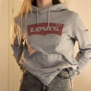 Levi’s hoodie - Levi’s hoodie från herravdelningen i storlek s. Sitter lite oversized på mig som är 1,72. Kommer inte till användning längre och den har inga skador eller skavanker ( märket ser slitet ut men den är köpt så ). Nypris 849kr
