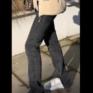 Grå raka jeans med slits  - Slitsen sitter på innerbenet och den är lite fransig vilket jag själv tycker är snyggt! Jeansen är från gina men slitsen har jag gjort själv. Första bilden är lånad men de ser precis ut så utom att de är en aning mörkare grå på dessa. Buda i kommentarerna vid flera intresserade!