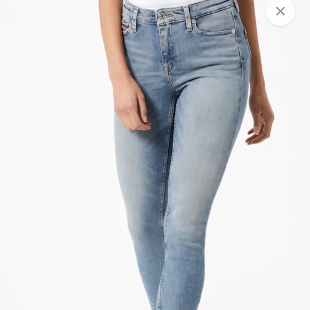Ljusa Tommy Hilfiger Jeans i bra skick, använda kanske tre gånger totalt. - bra skick. Storlek 27/30. Jeansen är tajta i modellen och har bra kvalité.  💛 (frakt 66kr tillkommer eller gratis upphämtning) . Jeans & Byxor.