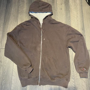 Vintage Champion hoodie  - En brun Vintage Champion hoodie i storlek XL (Funkar på L). Skön, lite oversize passform. Bra skick, finns en fläck som kan behöva lite kärlek. Fitpic kan ordnas! Klicka in på profilen för massvis med andra vintage tröjor! 🙏🏻