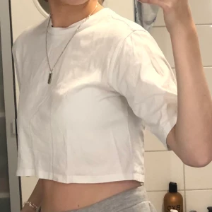 Vit t-shirt  - Vit croppad t-shirt från monki. Nyskick. Köparen står för frakten🌸