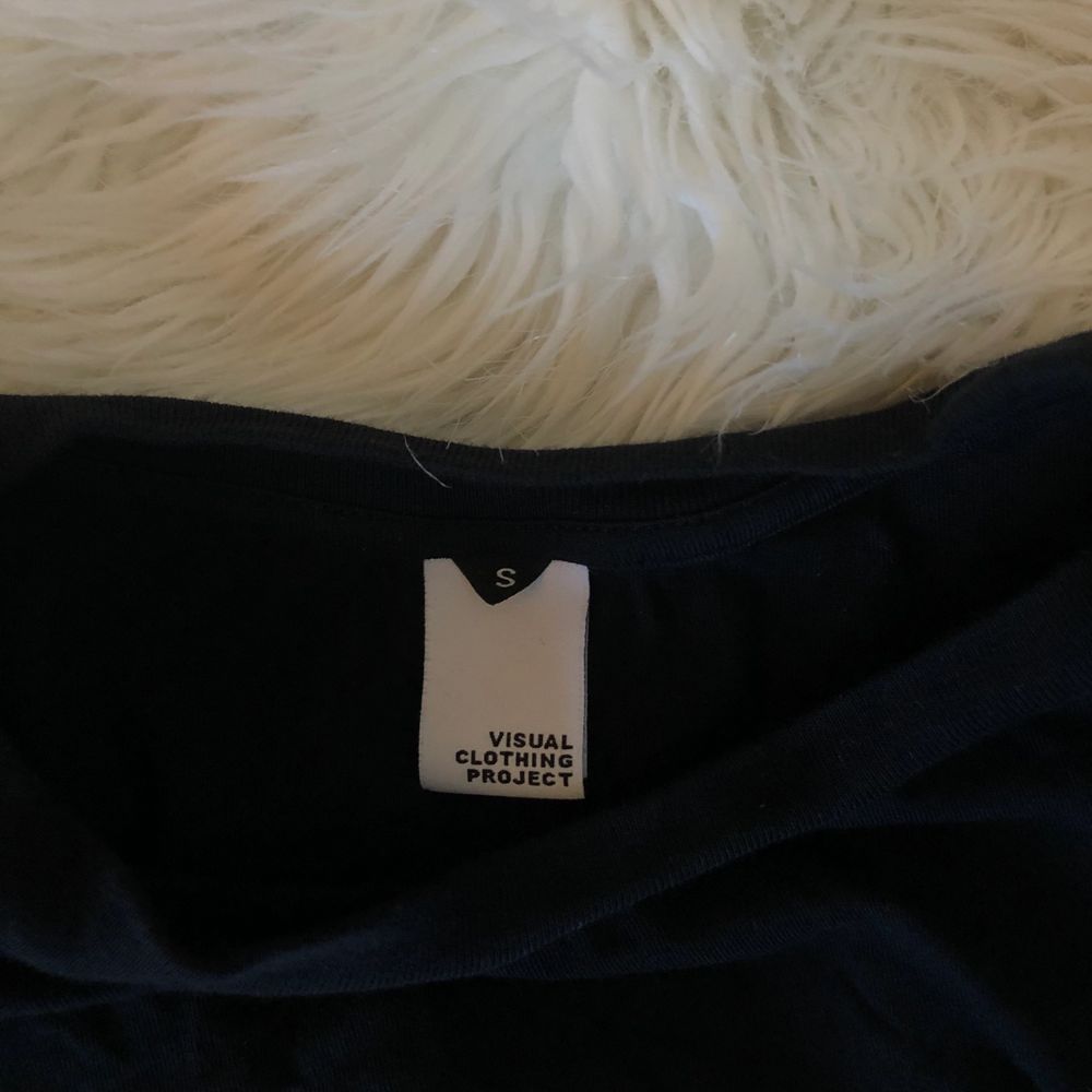 En svart t-shirt med tryck på magen! Från Visual Clothing Project för ca 1 år sen! Köptes för 400kr men säljer nu för 120kr! I storlek S men passar även M🤍🤍! Kan mötas i Göteborg, om inte så står köparen för frakten. T-shirts.