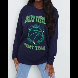 Navy north carolina  -  Oversized Long sleeved sweater, helt oanvänd nypris 250❤️ storlek S men jag som har S skulle säga den är M , buda i komentarerna 