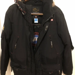 Vinterjacka storlek M dam och herr - Vinterjacka storlek M dam och herr. Ej äkta. Upphämtning på Lidingö.