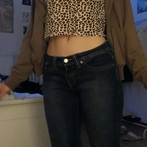 Y2k levis jeans - Skitsnygga lågmidjade levis jeans från 2000 talet. Det står ingen storlek men passar mig som brukar ha storlek s på jeans och är cirka 160 cm lång. Fint skick. Frakt tillkommer. Skriv gärna för fler bilder. 