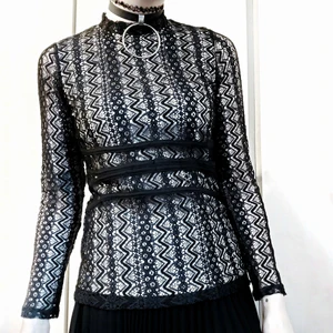 Långärmad Spetströja från Saint Tropez - Skitsnygg spetströja! Bra som layeringplagg😍 På kroppen är det beiget tyg under spetstyget, ärmarna är bara spets. Den har också snygga detaljer i midjan 🥰 Stängs med dragkedja i ryggen. Väldigt redigt plagg och inte sådär flamsigt som spetströjor ofta är