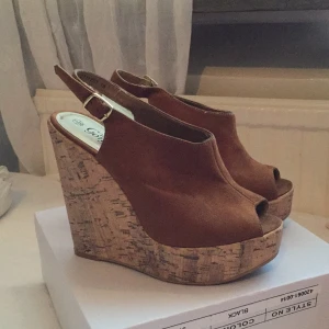  - Bruna kilklackar köpta på New Look i London med öppen tå. Endast använda en gång! 