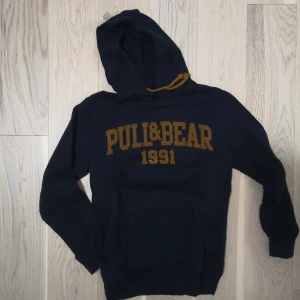 Sweater Pull&Bear blue - Good condition, Blue sweatshirt with hood and brown suede writing