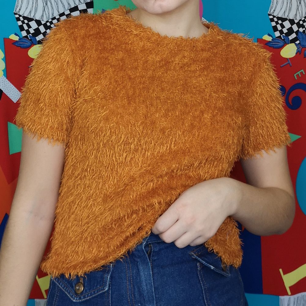 En tshirt som från början är köpt på zara. Står storlek medium i amerikansk storlek, passar nog allt från xs till medium beroende på hur tight/löst man vill att den ska sitta, väldigt stretchig modell. Sitter lite löst på mig men ser ändå bra ut. Obs! Är inte så superfluffig längre därav det lite lägre priset. Frakt för denna ligger på 66 kr, samfraktar gärna! 😊👍. T-shirts.