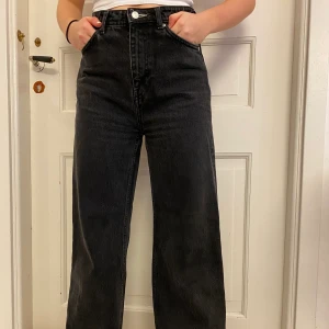Weekday svarta ace jeans - Size 27/30. Modell på bilden 163cm. Nypris 500kr. Frakten tillkommer 