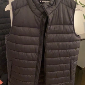 Väst - Nästan helt oanvänd väst från Everest i barnstorleken 158/164 🖤 Jag är 164 cm och anser att den är ganska lång på mig så den passar dig som är 164 cm+