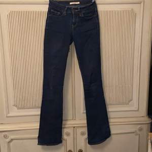 Ett år coola jeans från Levis. Mörkare jeans med en liten bootcut. Använd ett par gånger så i mycket bra kvalitet. Möts upp inne i Stockholm eller fraktar men då bekostar du den själv. 