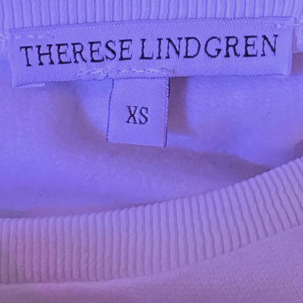 Vit sweatshirt från NA-KDs samarbete med Therese Lindgren. Fin detalj på axeln och skönt material. Använd ett fåtal gånger. Köparen står för frakten! 🤩. Tröjor & Koftor.
