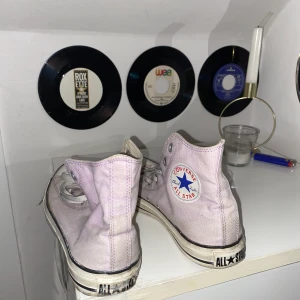 Converse skor - 270kr +frakt😜 dem är lite smutsiga men går säkert bort med tvätten. Storlek 38/39😇