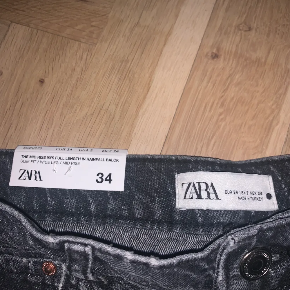Säljer ett par sjukt snygga par jeans ifrån zara! Endast testade så såklart nyskick! I storlek 34 och jättesnyggt och modernt långa på mig som är 165! Blir dina för 150kr+frakt!. Jeans & Byxor.