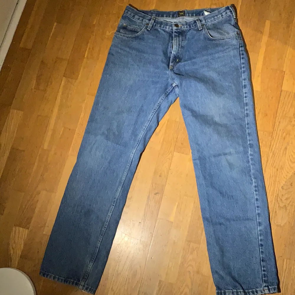 Jeans från Lee i storlek 36/34 . Jeans & Byxor.