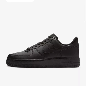 Nike Air Force - Om någon är intresserad av ett par svarta nike air force i stl 36,5/37 hör av er!! Det finns skada inuti skorna så de kan säljas billigt. Inga skador på utsidan som syns! Bilder skickas vid intresse såklart💘