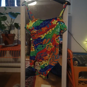 80tal vintage baddräkt  - Vintage baddräkt! Fint skick. Sitter perfekt på mig i Small. Ser konstig ut på bild men jättefin på. Banden går att ta av. 