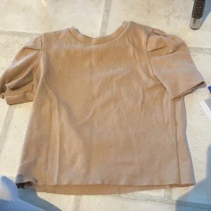 Bershka Topp stl S - En Beige topp med puff armar, använd 4 ggr