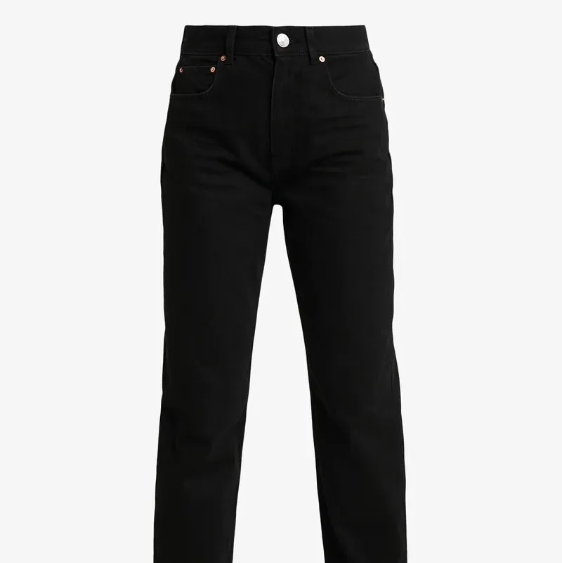 INTRESSEKOLL på dessa 90’s highwaisted jeans från Gina. Använt dom ca två gånger. Storlek 38 (inte jätte mycket stretch passar 36 bättre) 🤎 399kr 🤎 frakt tillkommer. Jeans & Byxor.
