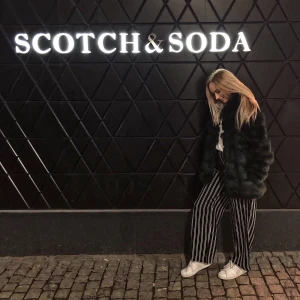 Mörkgrön pälsjacka - En mörkgrön pälsjacka som är använd men i okej skick. Köpt på Nelly. Storlek 34 men ganska stor i storleken så den blir oversized, det är jag på bilden och brukar ha XS i kläder.