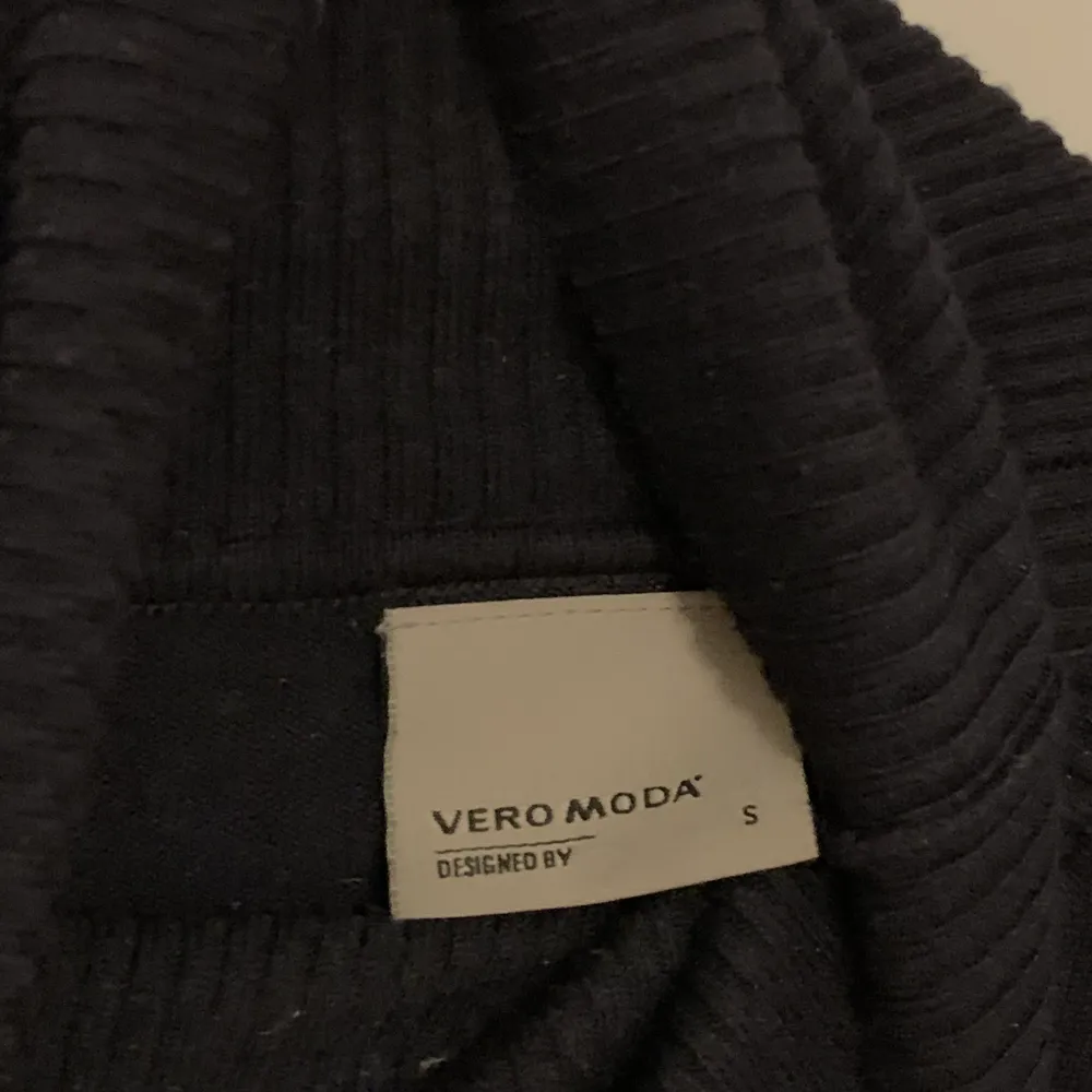 Mörkblå polo ifrån Vero Moda! Superfin i skicket. . Tröjor & Koftor.