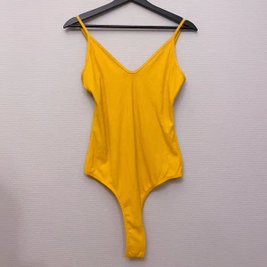 bodysuit Bikbok - Gula bodysuitfrån bikbok med storlek L. Skicka chatten vid förfrågan eller betalning:)