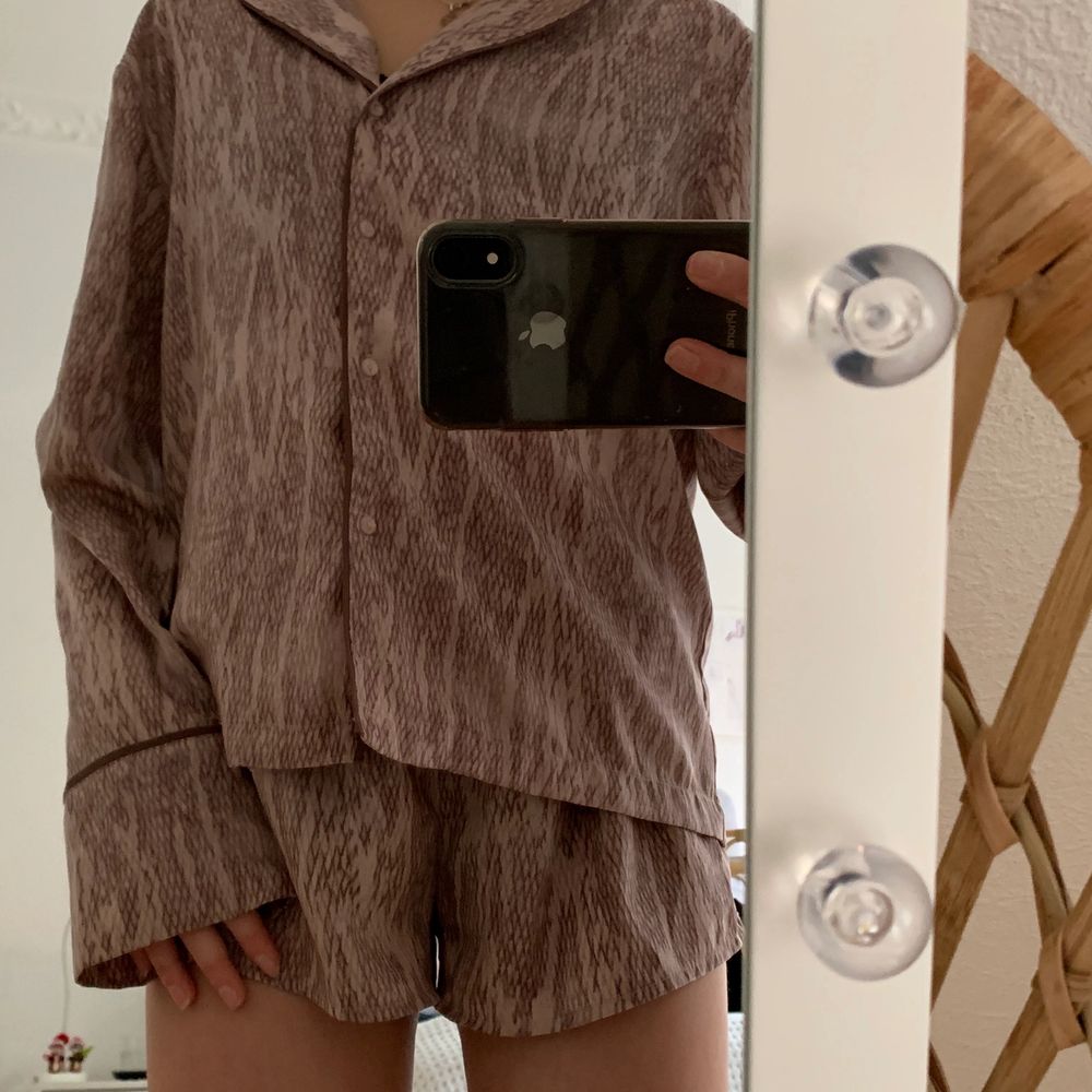 En finare pyjamas ifrån hm, storlek XS. Köpt hösten 2019, använd fåtal gånger. Bra skick! . Övrigt.