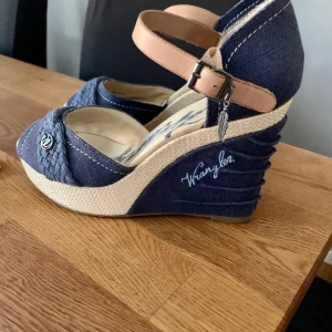 Wrangler klackskor  - Wrangler klackskor, endast använda ett fåtal gånger. Fint skick 🌼