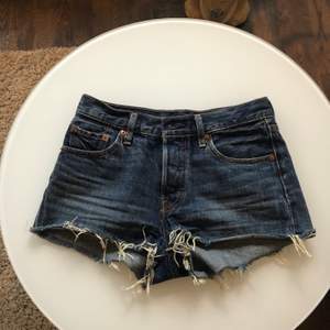 Säljer mina Levis 501 jeans shorts i storlek 25 använd ett fåtal gånger och i mycket bra skick. 