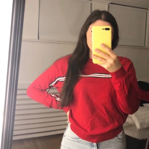 Röd tröja med tryck strl M - Tröjan är köpt från H&M och har inte kommit till användning mer än en gång, den är alltså i nyskick.                Ordinariepris: 149 kr                                                                     Köparen står själv för frakten 