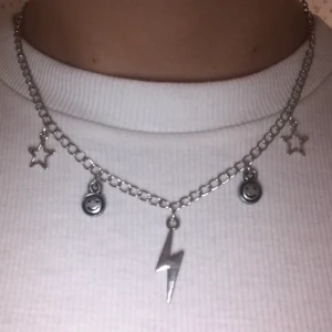 Halsband  - Silvrigt halsband med berlocker, frakt 11kr tillkommer! skriv vid frågor :)