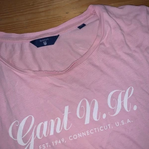 Rosa GANT T-shirt  - Rosa T-shirt från gant i mycket bra skick!