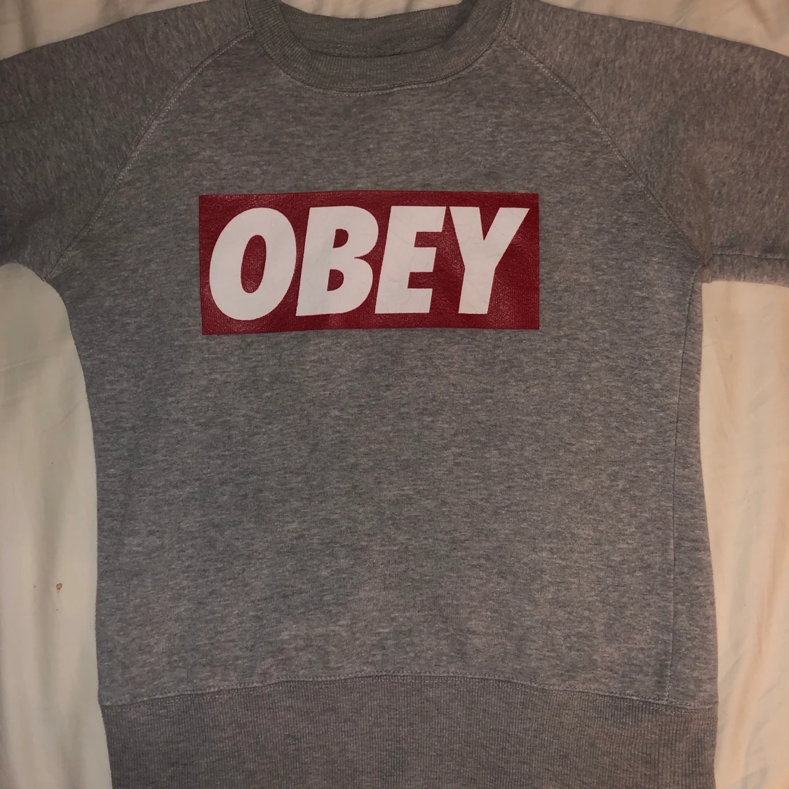 Fake Obey sweatshirt, passar XS herr