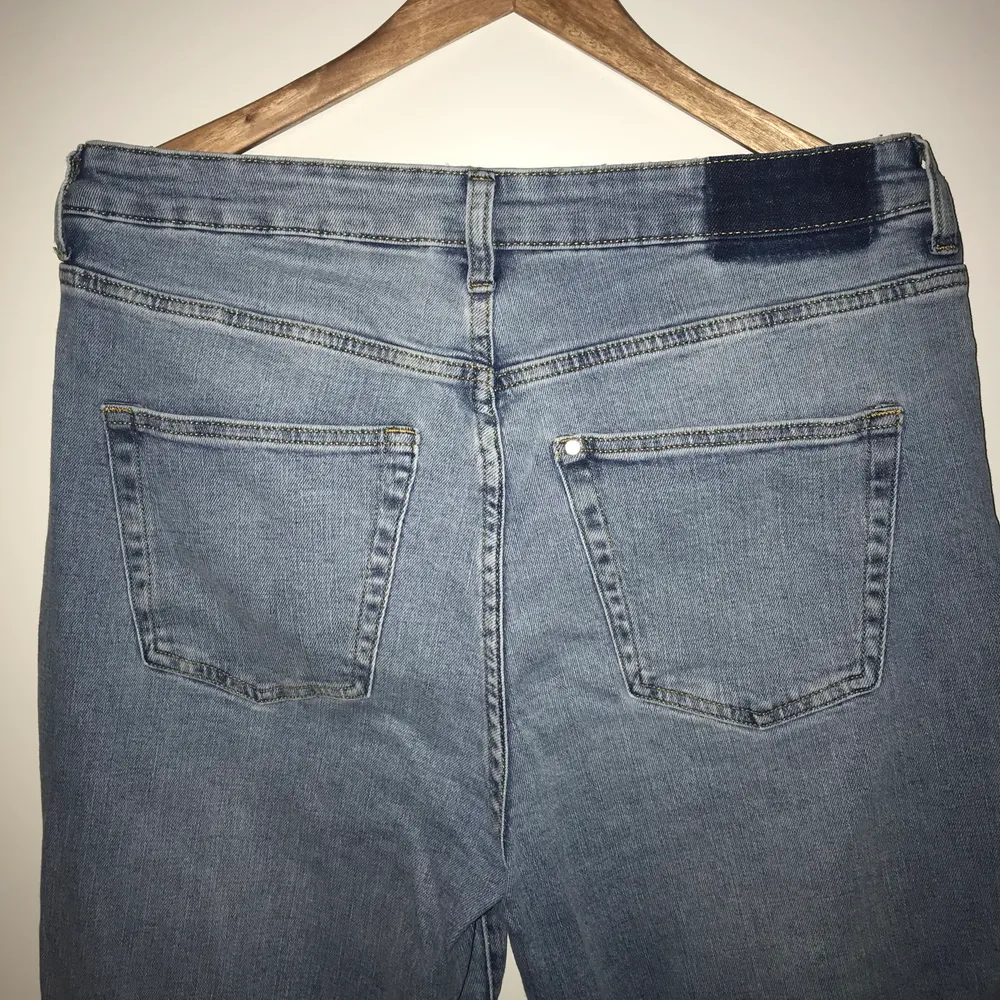 Highwaist jeans med vida rå byxben från H&M, endast testade strl 44. Mötas upp/frakt Sthlm/Gävle Pris kan ändras vid snabbt köp. Jeans & Byxor.