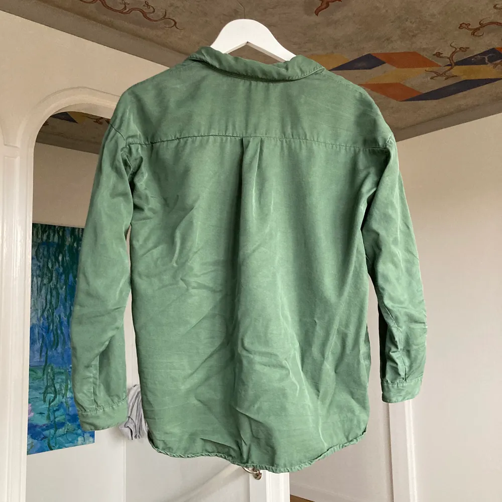 Militärgrön skjorta i skönt material i storlek XS. Lite svårt att fånga färgen på bild men den första bilden stämmer bra överrens! Köparen står för frakt!. Skjortor.