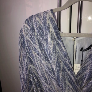 Zara Klänning - Blå Zara klänning, strl L men passar även M                                   Nyskick, prislapp kvar 