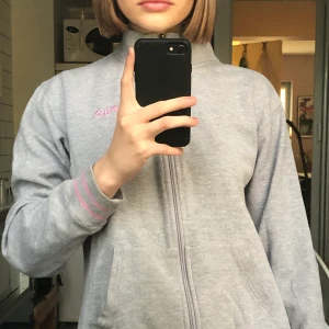 Fila kofta - Grå långärmad kofta från fila, med rosa detaljer! 70 kr + frakt