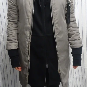 Bomberjacka fr Sixth June  - Lång bomberjacka, stl Small, väldigt fint skick, unisex modell som jag bad skräddaren ta in lite så den passar kanske mer tjejer nu, men det beror ju på smak! Valde vad jag tror är billigaste fraktalternativet. Fler bilder kan skickas! 