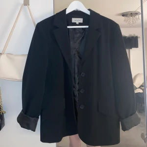 Svart blazer - Vanlig svart blazer. Storlek 40 så den sitter lite sådär oversized på mig som är en S. Från cappuccino 