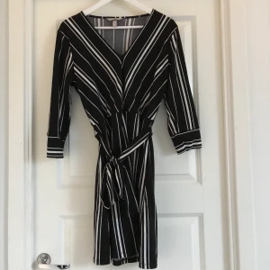 Randig klänning  - Fin randig klänning med trekvartsärm! 